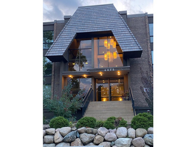 Welcome home to easy living in Edina West. This is a perfect - photo 3
