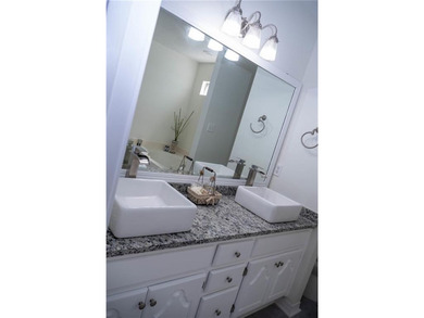 Welcome to this immaculate, move-in ready home in Lake Forest! - photo 14