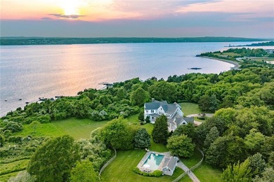 Set on 14.5 acres with 435 feet of private coastline, Southwinds - photo 2