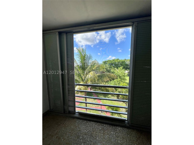 Spacious 1-bedroom, 1.5 bath unit in quiet, well-maintained - photo 3