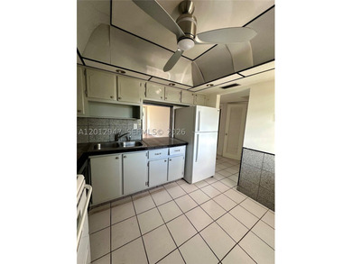 Spacious 1-bedroom, 1.5 bath unit in quiet, well-maintained - photo 8