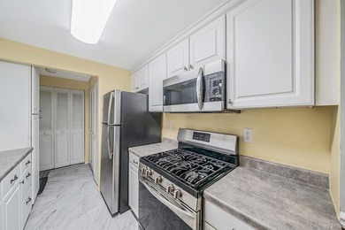 Move-In Ready End Unit Condo! Welcome to this beautifully - photo 12