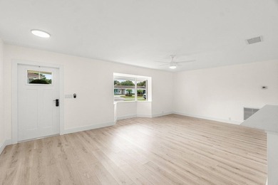 Welcome to this charming three-bedroom, two-bathroom - photo 12