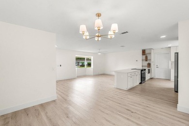 Welcome to this charming three-bedroom, two-bathroom - photo 13