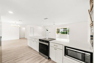 Welcome to this charming three-bedroom, two-bathroom - photo 14