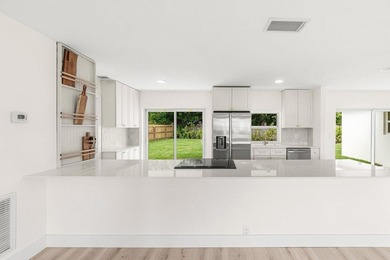 Welcome to this charming three-bedroom, two-bathroom - photo 17