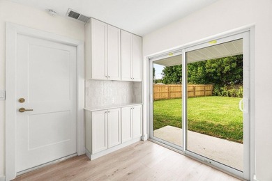 Welcome to this charming three-bedroom, two-bathroom - photo 20