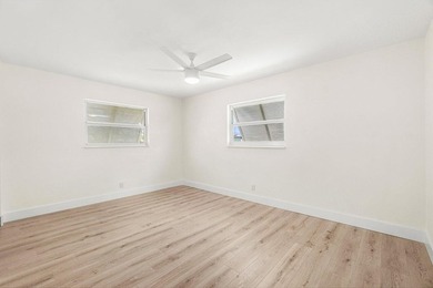 Welcome to this charming three-bedroom, two-bathroom - photo 21