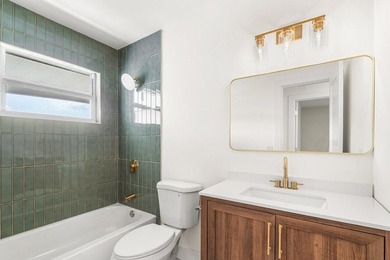 Welcome to this charming three-bedroom, two-bathroom - photo 23