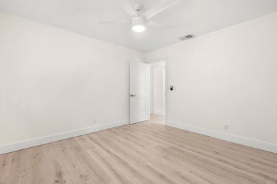 Welcome to this charming three-bedroom, two-bathroom - photo 26