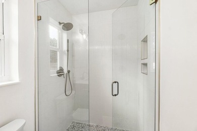Welcome to this charming three-bedroom, two-bathroom - photo 32