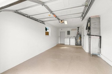 Welcome to this charming three-bedroom, two-bathroom - photo 33