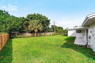 Welcome to this charming three-bedroom, two-bathroom - photo 39