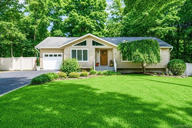 Beautifully maintained ranch built in 1992, offering comfort - photo 1