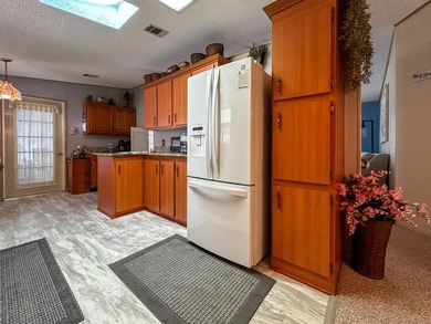 This tastefully updated and well maintained 2 bed 2 bath - photo 12