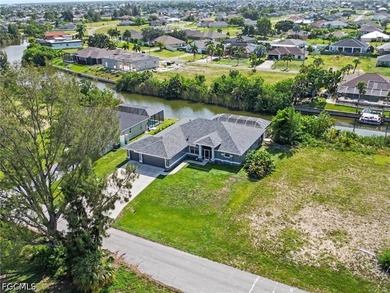 WATERFRONT POOL HOME WITH ROOM TO MAKE IT YOUR OWN! This - photo 29