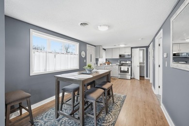 Welcome to this adorable Lakefront Bungalow, perfectly - photo 1