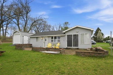 Welcome to this adorable Lakefront Bungalow, perfectly - photo 3