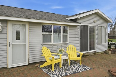 Welcome to this adorable Lakefront Bungalow, perfectly - photo 4