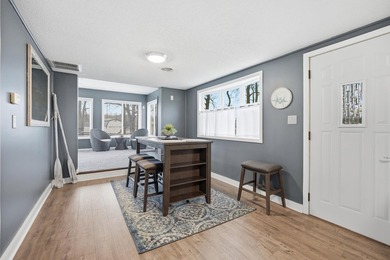 Welcome to this adorable Lakefront Bungalow, perfectly - photo 6