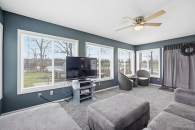 Welcome to this adorable Lakefront Bungalow, perfectly - photo 9