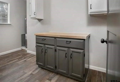 Charming 3-bedroom, 2-bath home located in the gated Hide A Way - photo 3