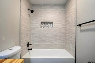 Charming 3-bedroom, 2-bath home located in the gated Hide A Way - photo 8