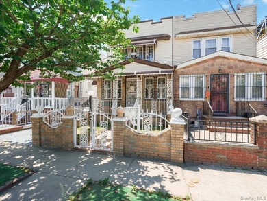 Beautiful renovated semi-attached colonial on a quiet tree lined - photo 1