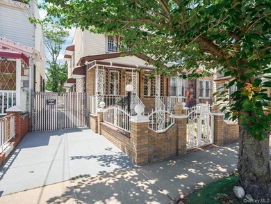 Beautiful renovated semi-attached colonial on a quiet tree lined - photo 2