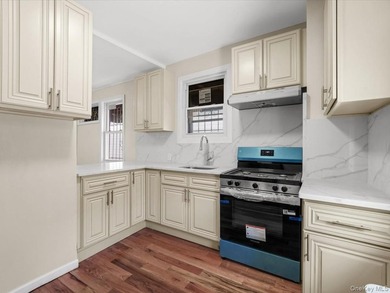 Beautiful renovated semi-attached colonial on a quiet tree lined - photo 3