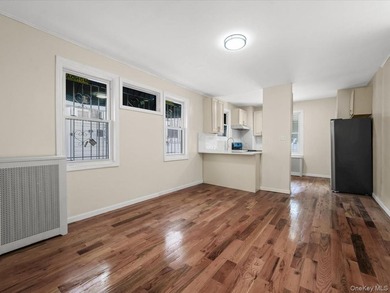 Beautiful renovated semi-attached colonial on a quiet tree lined - photo 5