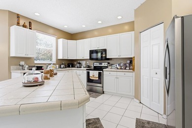 Welcome to this beautifully maintained and spacious home located - photo 9