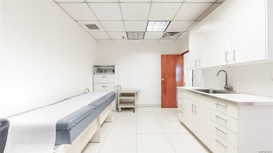 This 1847 gross sqft commercial condo is perfectly located in - photo 9