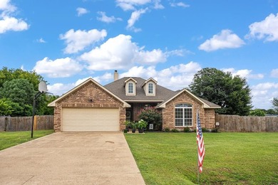 Beautiful & well maintained 4-bedroom, 2-bath home perfectly - photo 1