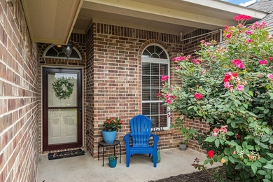 Beautiful & well maintained 4-bedroom, 2-bath home perfectly - photo 2