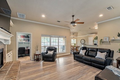 Beautiful & well maintained 4-bedroom, 2-bath home perfectly - photo 3