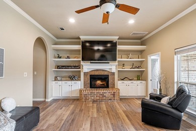 Beautiful & well maintained 4-bedroom, 2-bath home perfectly - photo 4
