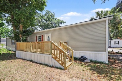 Location! Location! Location! Move in ready. Inlet living and - photo 1