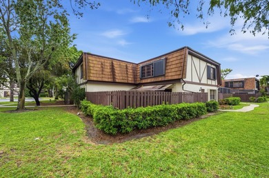 Unapproved Short Sale. Located in the heart of Royal Palm Beach - photo 2