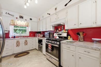 Country living at its best! This well-maintained brick ranch - photo 22