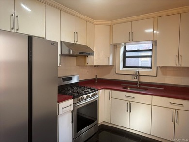 This charming Coop apartment (approximately 900sqft) features a - photo 1