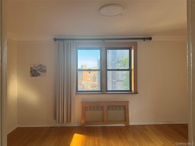 This charming Coop apartment (approximately 900sqft) features a - photo 2