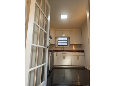 This charming Coop apartment (approximately 900sqft) features a - photo 4