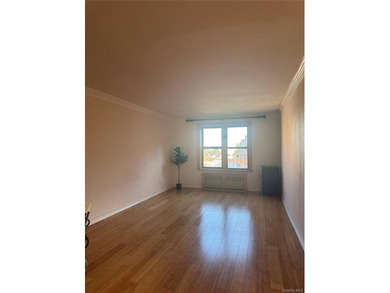 This charming Coop apartment (approximately 900sqft) features a - photo 5
