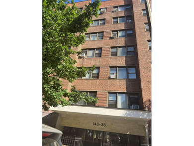 This charming Coop apartment (approximately 900sqft) features a - photo 6