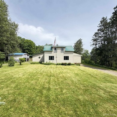 Three bedroom one and a half bedroom house sitting on 20 acres - photo 3