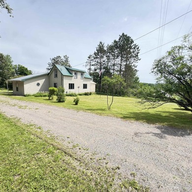 Three bedroom one and a half bedroom house sitting on 20 acres - photo 4