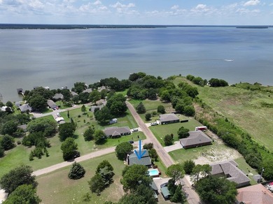 BEAUTIFULLY LANDSCAPED HOME ON 4 LOTS AT THE HEART OF THE LAKE - photo 10
