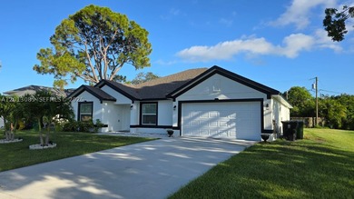 Charming single-family home with no HOA. The kitchen boasts 36* - photo 3