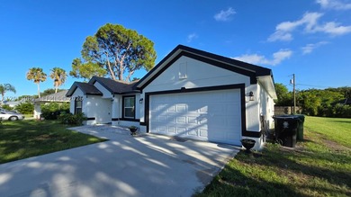 Charming single-family home with no HOA. The kitchen boasts 36* - photo 6